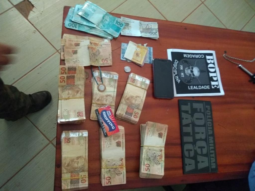 PM recupera armas e mais de R$ 43 mil com suspeitos de roubo a cooperativas de crédito em Nova Bandeirantes
