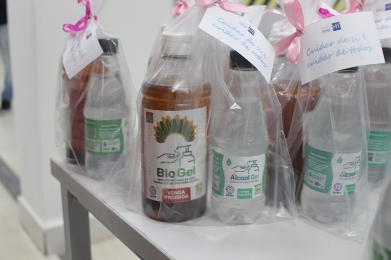 Ganha Tempo recebe mais de 300 litros de álcool gel produzido pela UFMT
