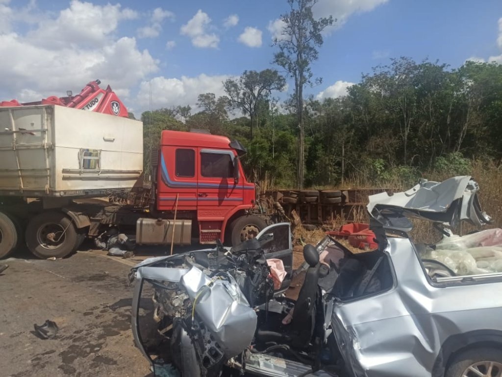 Batida de picape e duas carretas deixa 3 feridos na BR-163