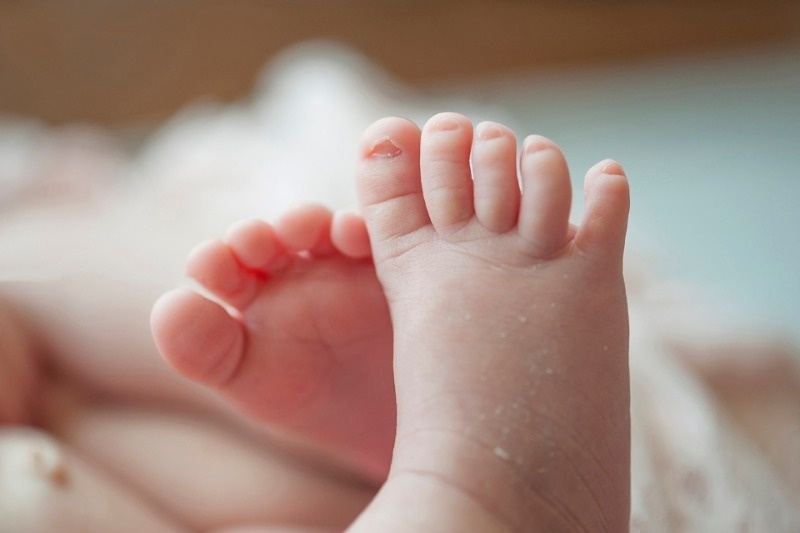 Mãe embriagada é presa após deixar bebê de quatro meses cair do colo