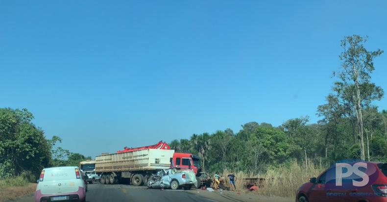Acidente entre duas carretas e carro deixa três pessoas gravemente feridas