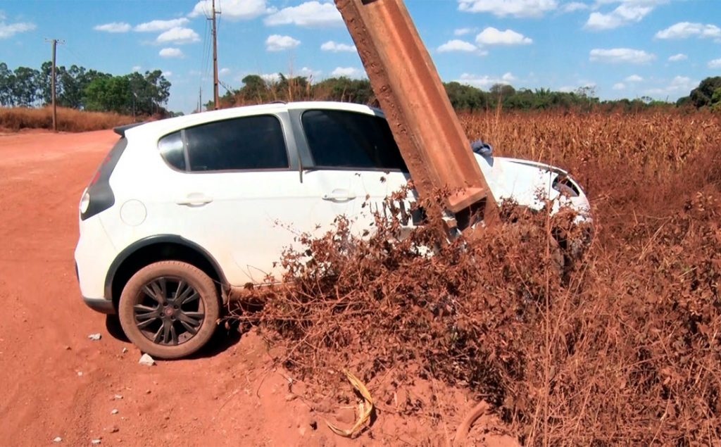 Sinop: Dois ficam feridos após carro atingir poste de energia