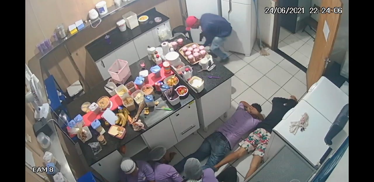 Sinop: Câmeras de segurança registram roubo à loja de venda de açaí