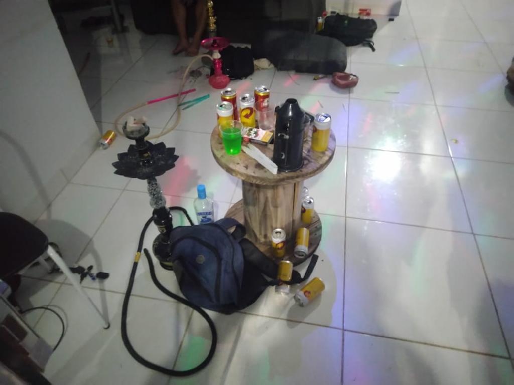 Policiais encerram festa com 20 adolescentes consumindo bebida alcoólica