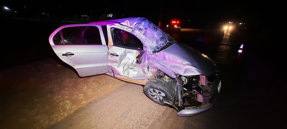 Jovem de 23 anos morre após ter carro atingido por caminhão