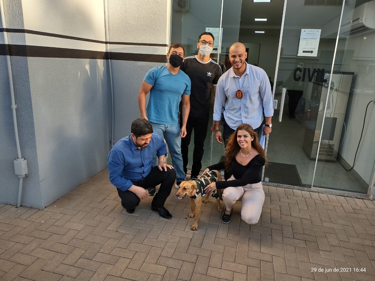 Cão abandonado é adotado pela Polícia Civil em Sinop