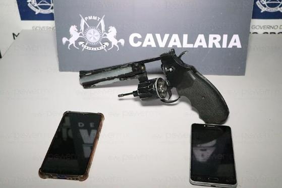 Cavalaria da PM apreende dois adolescentes com simulacro de arma de fogo em Nova Mutum