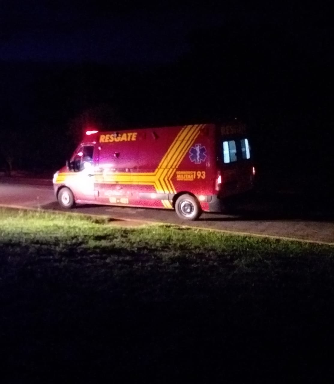 Coletor de lixo fica ferido após carro atingir caminhão em Sinop