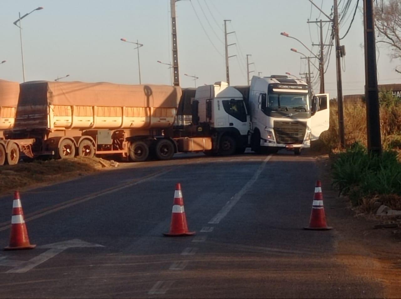 Carretas se envolvem em colisão em Sinop