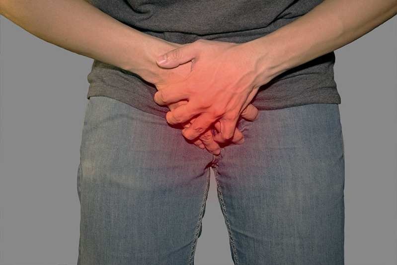 Homem quase explode o órgão genital ao tentar serrar bala