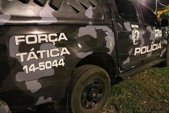 Motociclista empina moto na frente da viatura e acaba preso pela Força Tática