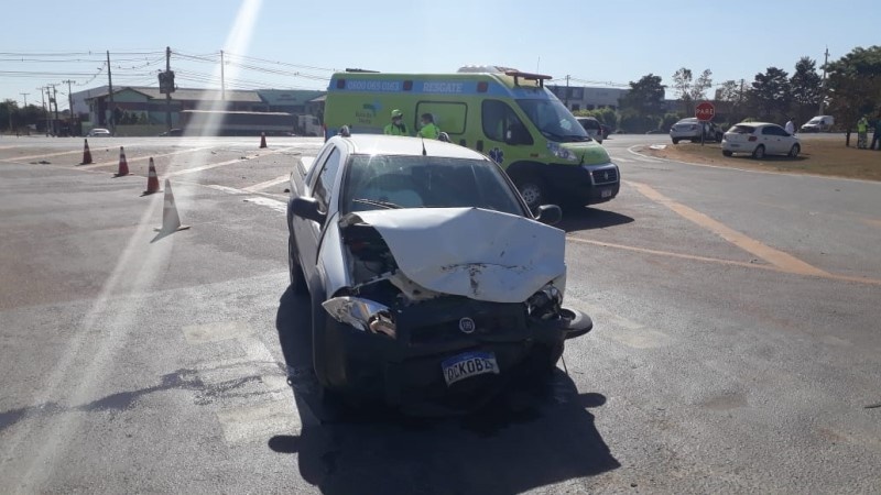 Carro realiza manobra proibida e atinge pick-up na BR-163