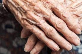 Homem é preso após embriagar e estuprar própria mãe de 70 anos