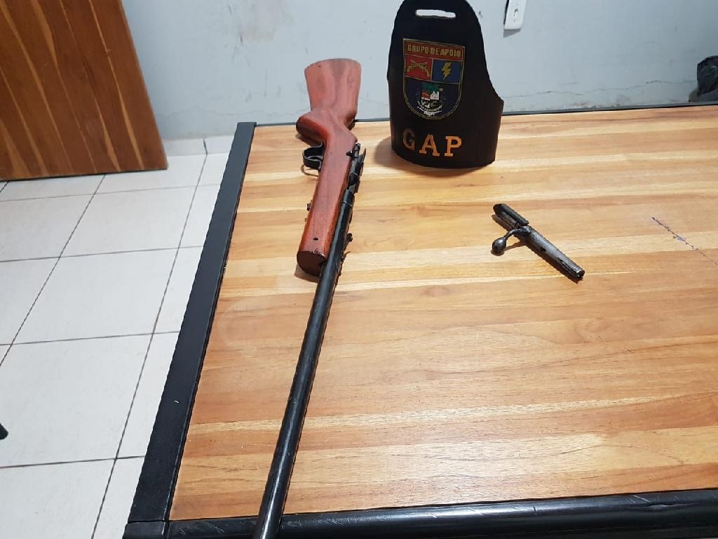 Dois homens são presos por porte ilegal de arma de fogo