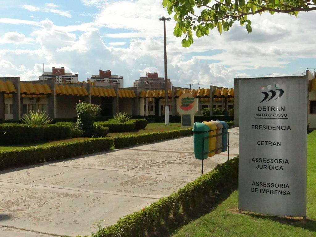 Detran faz alerta para golpes financeiros por telefone