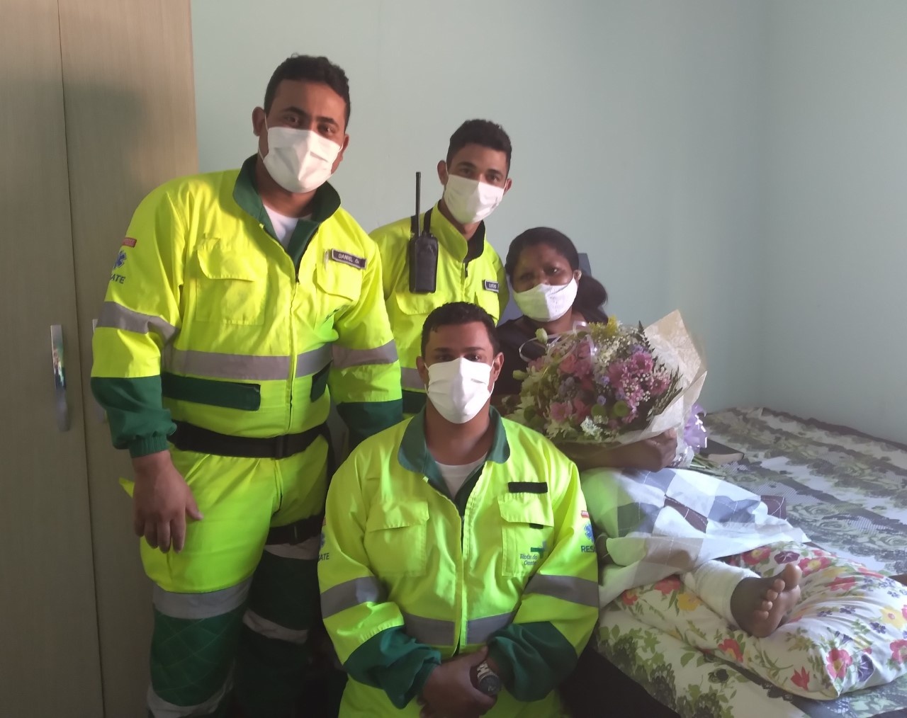 Socorristas reencontram professora resgatada na rodovia dos Imigrantes