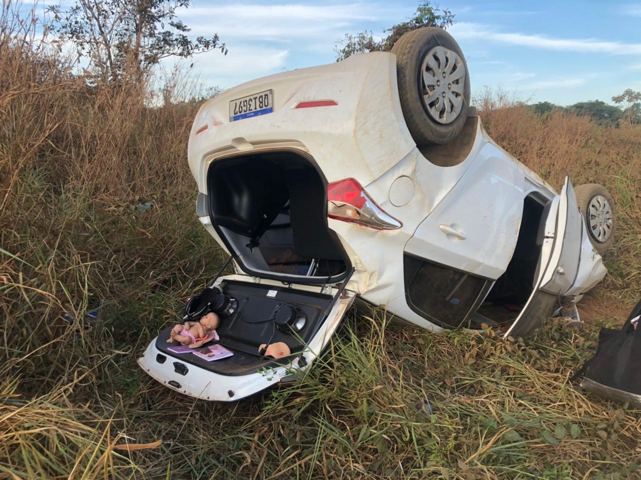 Carro capota após motorista perder controle