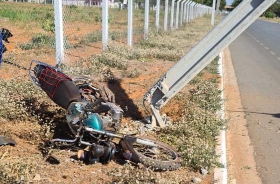 Jovem perde o controle da motocicleta e colide contra poste