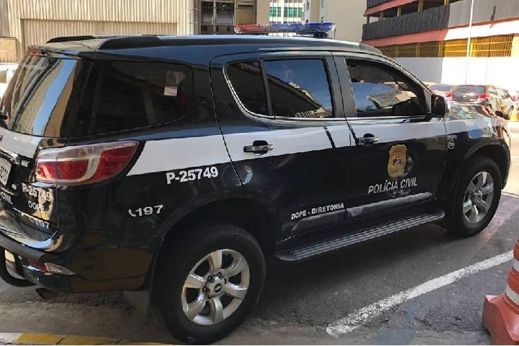 Policial reage a assalto e mata bandido com filha no colo
