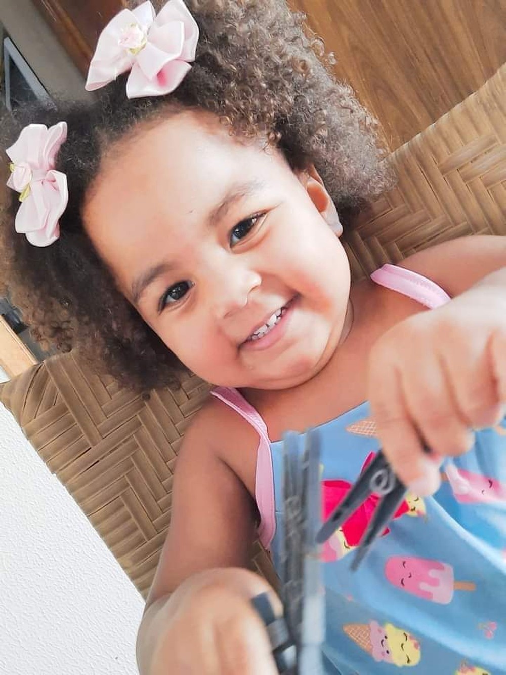 Menina de 2 anos morre afogada após cair na piscina em Sinop