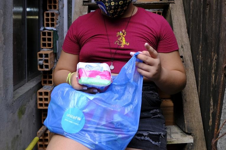 Governador veta projeto para distribuir absorventes a mulheres de baixa renda