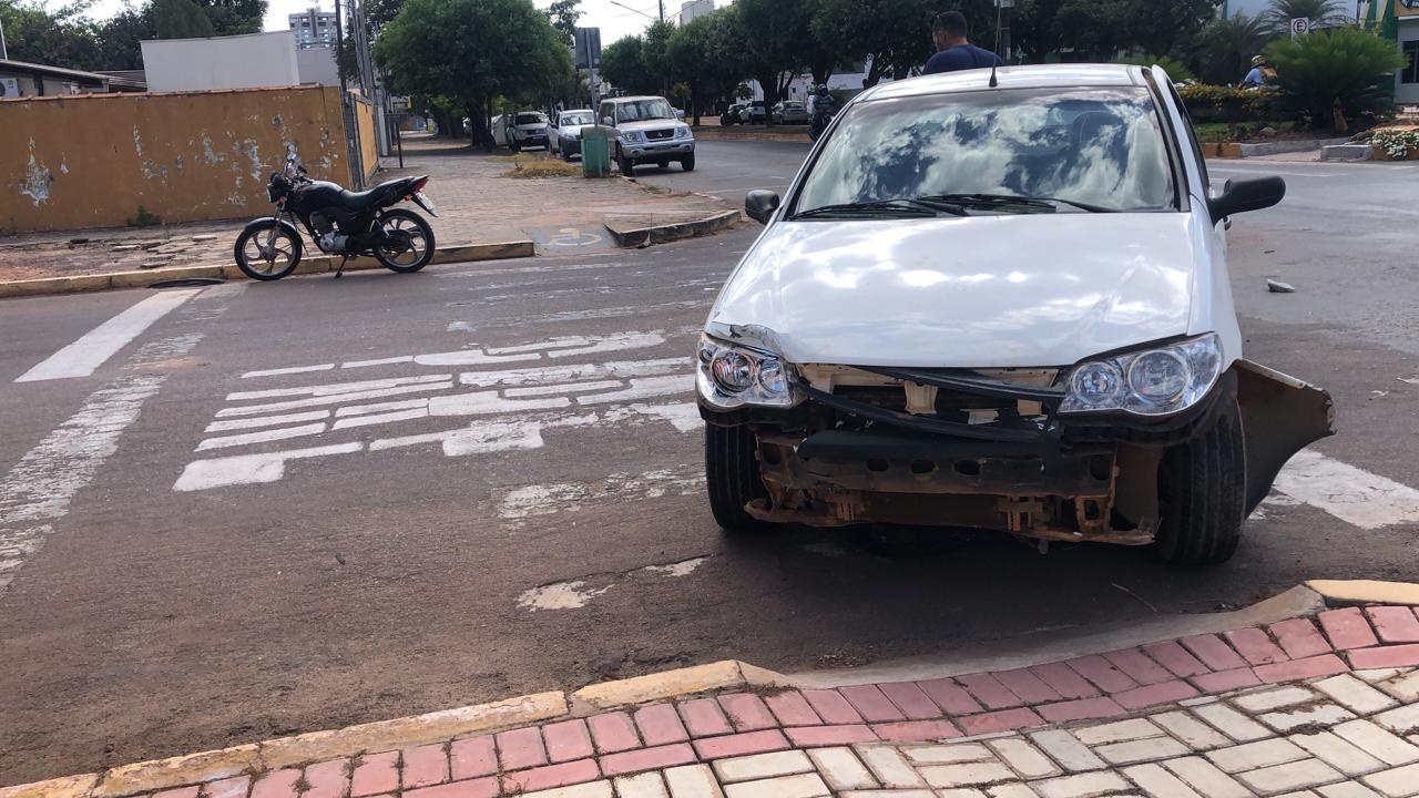 Colisão entre carro e moto deixa motociclista ferido