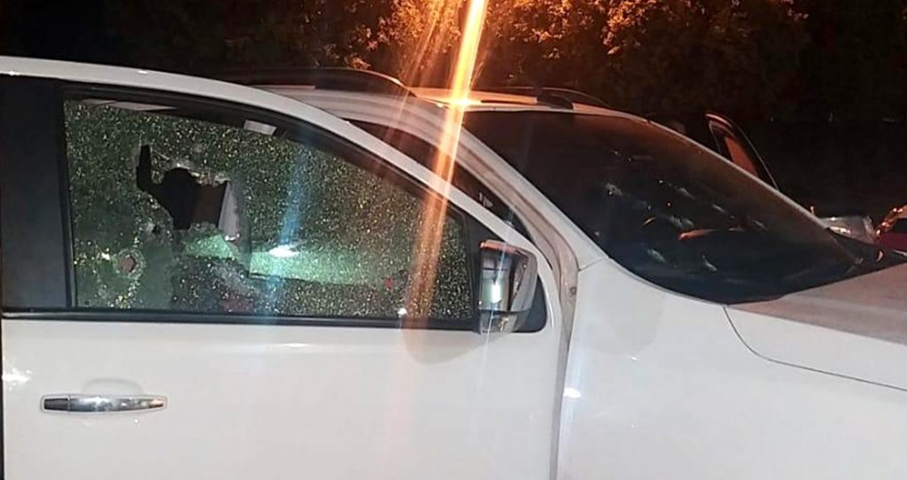 Casal sofre tentativa de homicídio ao chegar em casa; filho presencia crime