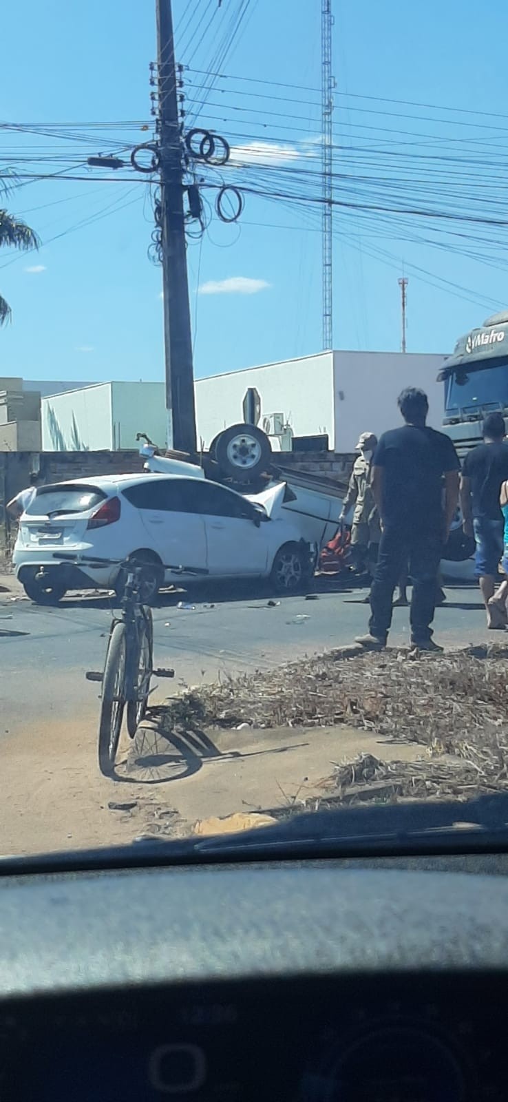 Sinop: Caminhonete para com as rodas para cima após colisão com carro