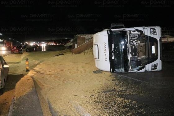 Carreta carregada com milho tomba na BR-163