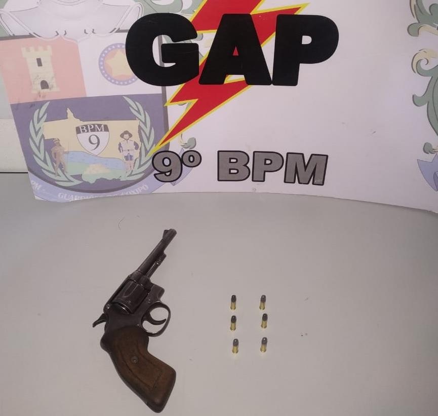 Policiais apreendem revólver e pescado fora de medida
