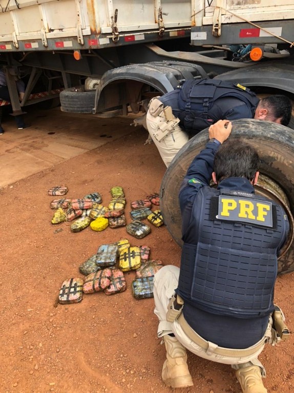 PRF encontra cocaína escondida em pneu de caminhão