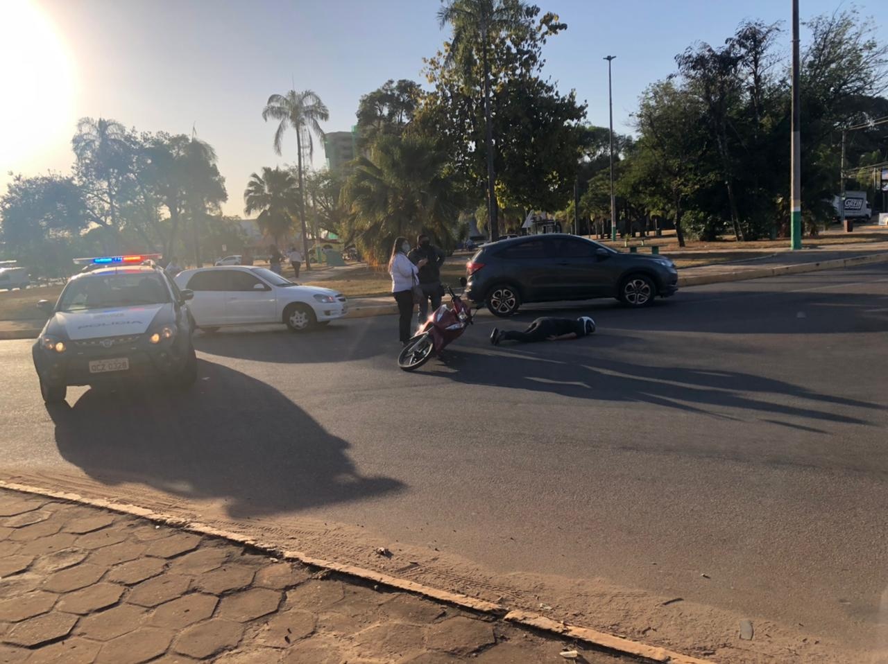 Colisão entre carro e moto deixa mulher ferida