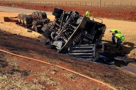 Motorista morre carbonizado após carreta tombar na BR-163