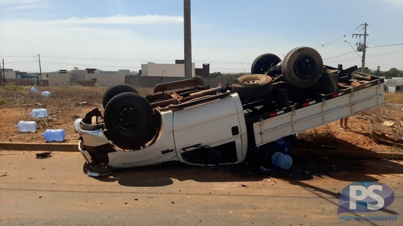 Mulher e criança ficam feridas após batida entre carro e caminhão