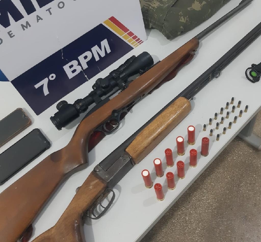 PM encontra espingardas e munições com caçadores