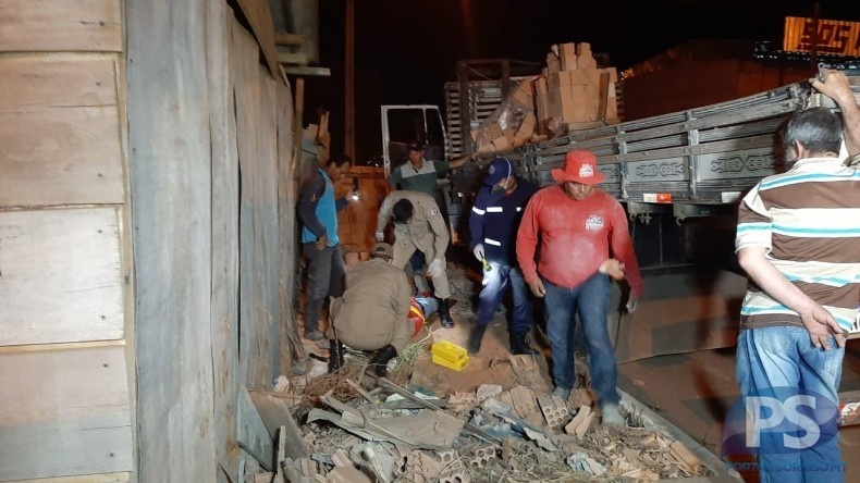 Parte de carga de tijolos cai sobre trabalhador em Sorriso