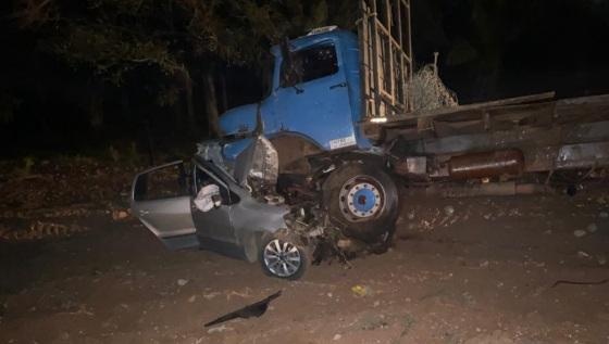 Carro é esmagado por caminhão e três pessoas morrem em rodovia de MT