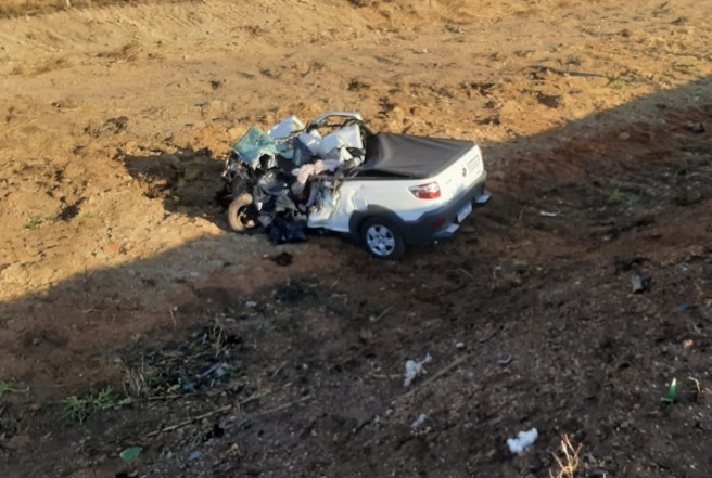 Homem morre após colisão entre carro e carreta na BR-163