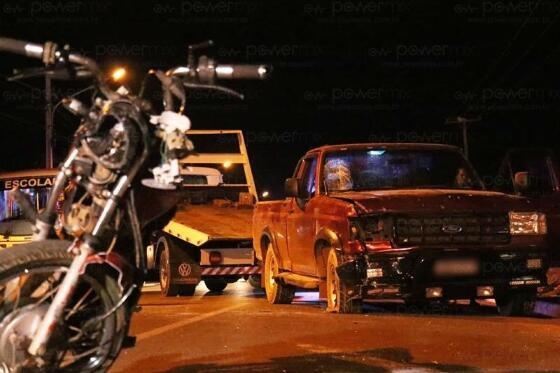 Motociclista fica ferido após colidir de frente com caminhonete