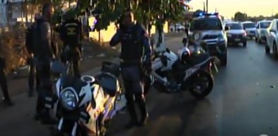 Bêbada, motorista atropela policiais em motocicleta