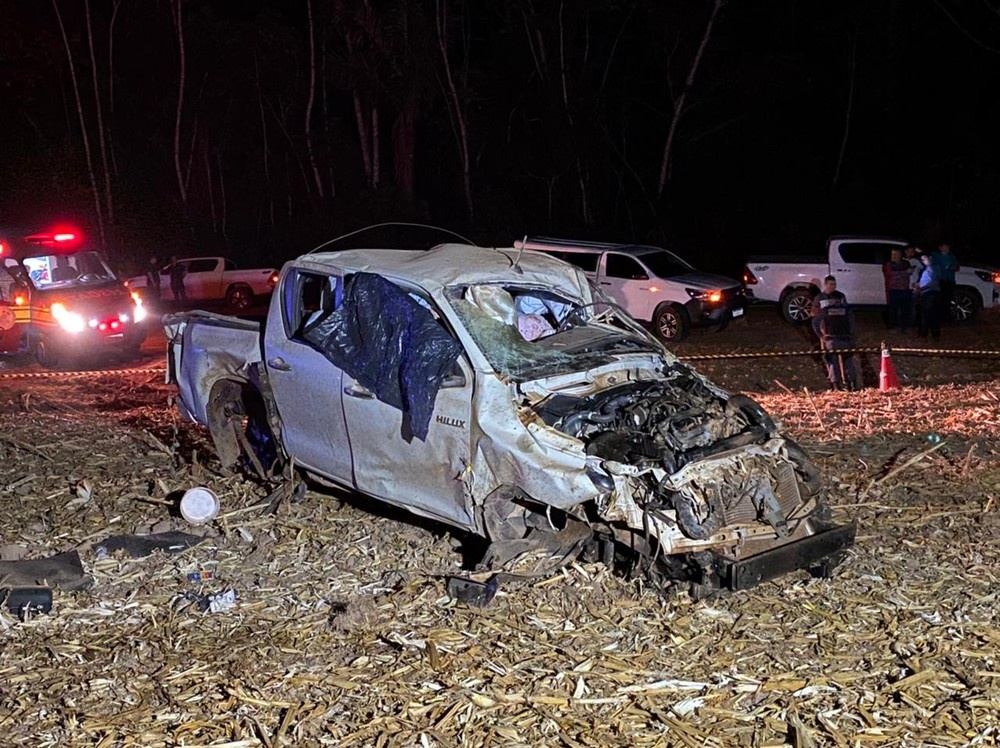 Mãe e filho morrem após caminhonete capotar