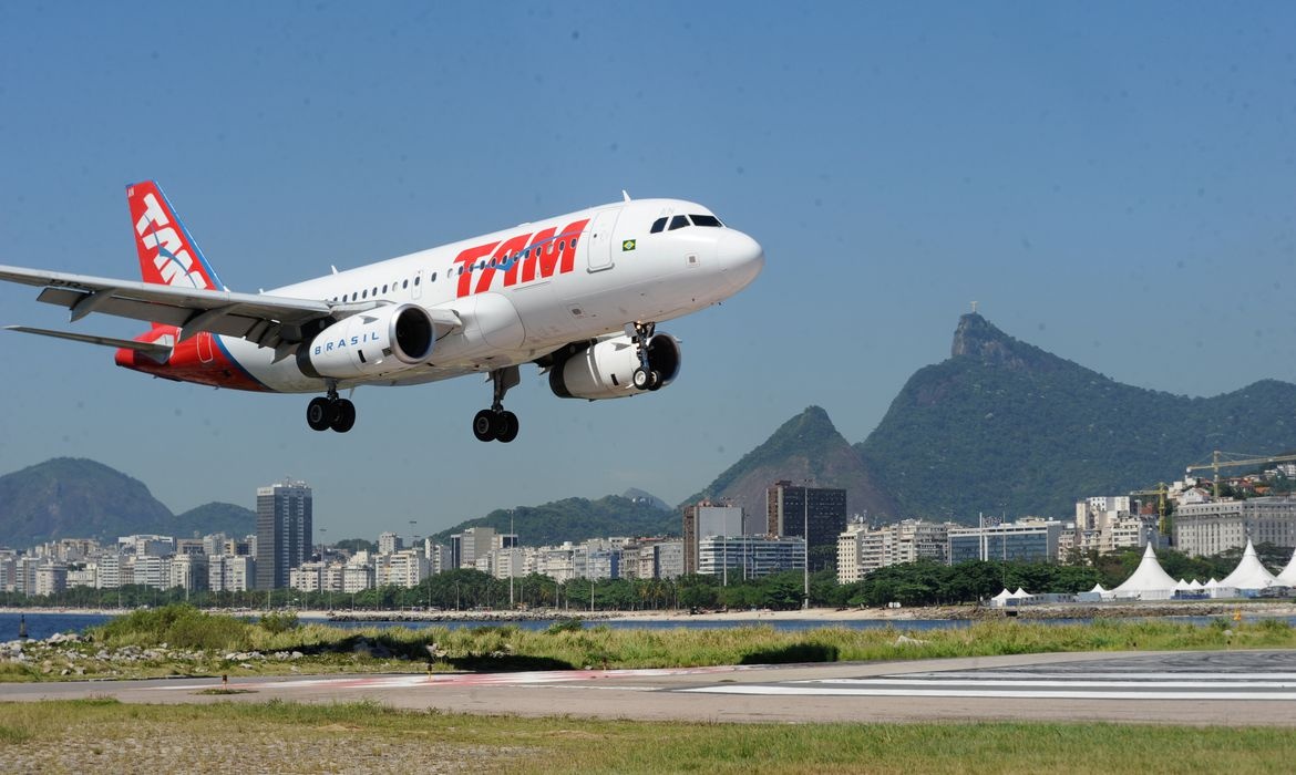 Autorização para viagem de menores de 16 anos pode ser feita pela internet