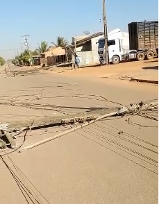 Caminhão boiadeiro derruba postes de energia elétrica no Alto da Glória