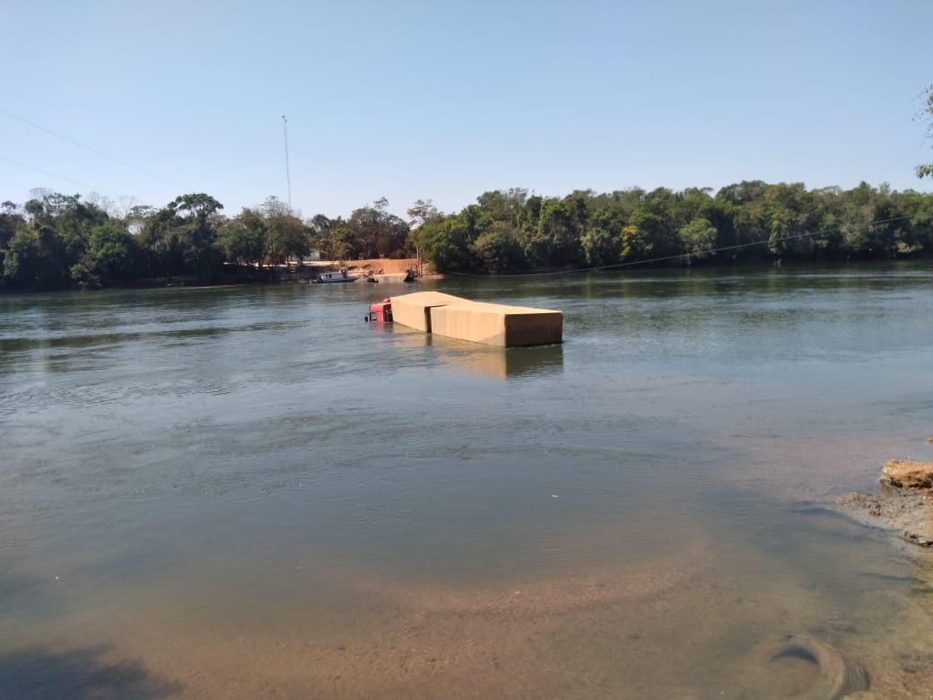 Balsa não suporta peso de carreta e afunda do Rio Teles Pires