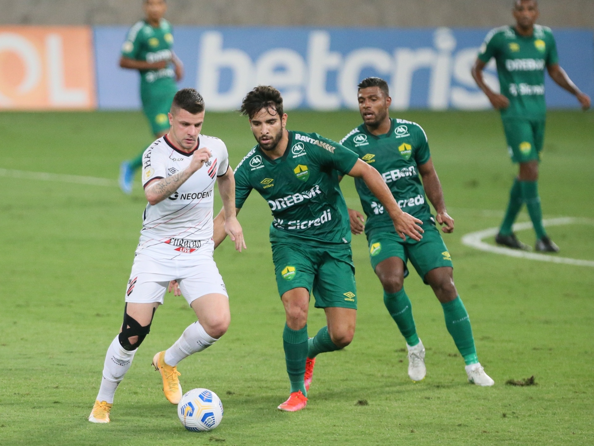 Cuiabá vence Athletico-PR por 1 a 0  e sai da zona de rebaixamento do Brasileirão