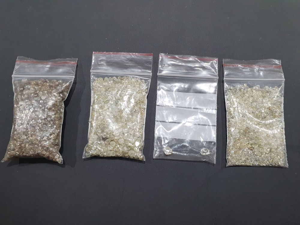 Policial e passageiro são presos com diamantes sem documentação