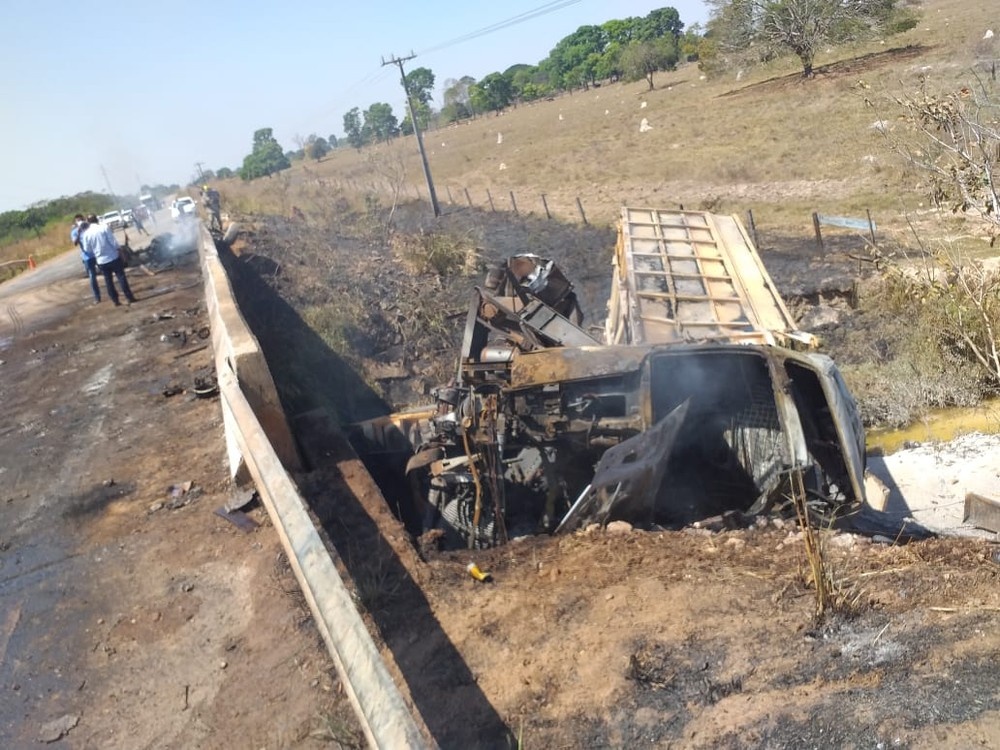 Motorista morre após carreta tombar e pegar fogo ao desviar de caminhonete