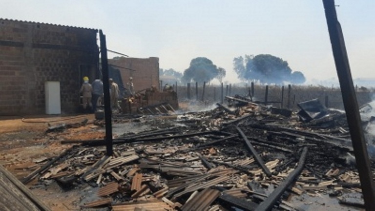 Incêndio destrói casas em Sinop
