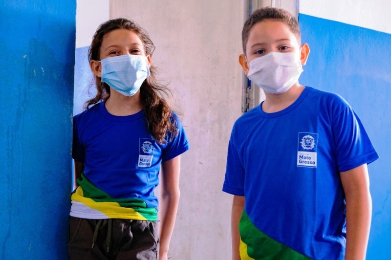 Governo de MT começa a distribuir novo uniforme para estudantes