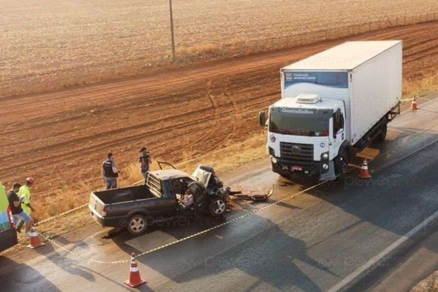 Motorista morre em batida frontal entre Saveiro e caminhão na BR 163